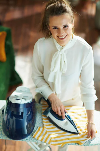 Obersicht Der Glücklichen Trendigen Hausfrau Weißer Bluse Und Hose Bügeln — Stockfoto