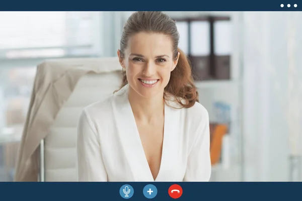 现代商业女性在办公室的视频呼叫屏幕 — 图库照片