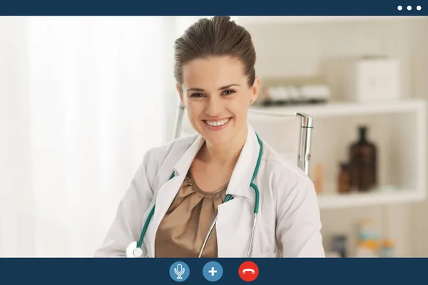 办公室里微笑的女医生的视频呼叫屏幕 — 图库照片