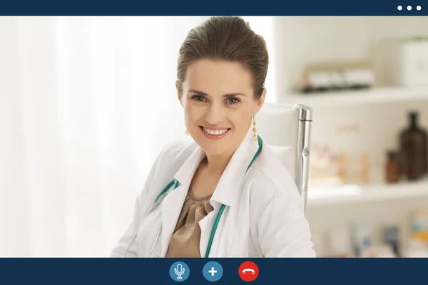 Pantalla Video Llamada Mujer Médica Feliz Sentada Consultorio —  Fotos de Stock