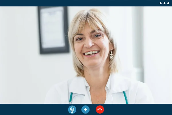Wideo Ekran Rozmowy Uśmiechnięty Lekarz Średnim Wieku — Zdjęcie stockowe