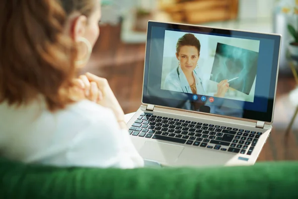 Widziana Tyłu Kobieta Rozmawiająca Lekarzem Przy Użyciu Telemedycyny Laptopie Siedząca — Zdjęcie stockowe