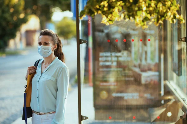 Vida Durante Pandemia Coronavírus Moderna Anos Idade Mulher Blusa Azul — Fotografia de Stock