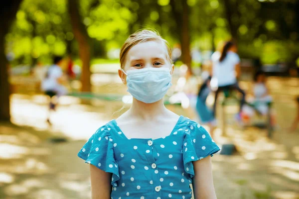 Elämä Aikana Covid Pandemia Muotokuva Modernin Lapsen Sininen Yleistä Lääketieteellinen — kuvapankkivalokuva