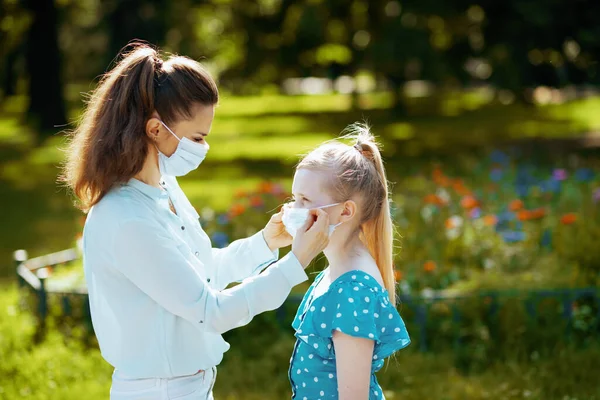 Élet Koronavírus Világjárvány Idején Elegáns Anya Gyermek Városi Parkban Orvosi — Stock Fotó