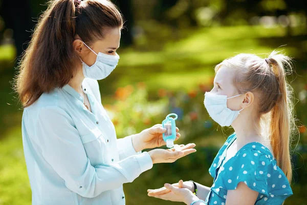 Élet Koronavírus Világjárvány Idején Stílusos Anya Lánya Orvosi Maszkkal Fertőtlenítő — Stock Fotó