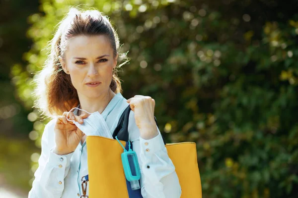 Leven Tijdens Covid Pandemie Portret Van Een Moderne Vrouw Blauwe — Stockfoto