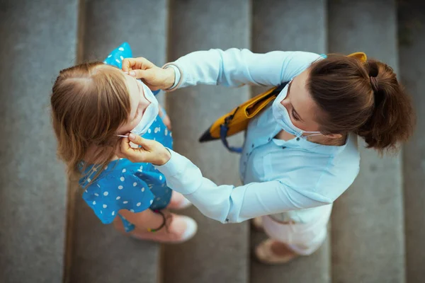 Leben Während Einer Coronavirus Pandemie Oberansicht Der Eleganten Mutter Und — Stockfoto