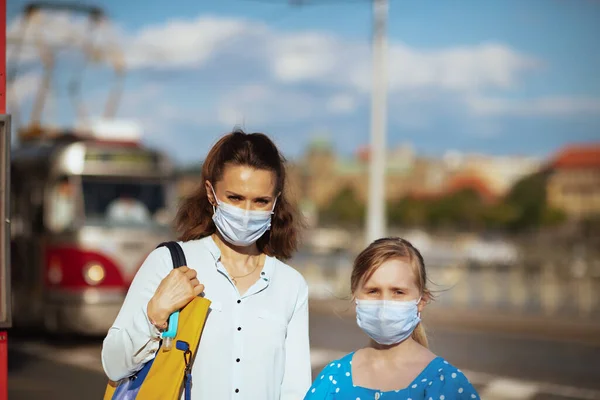 Élet Koronavírus Világjárvány Idején Modern Anya Gyermek Orvosi Maszkkal Villamosmegállóban — Stock Fotó
