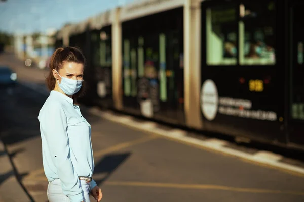 Życie Podczas Pandemii Koronawirusowej Elegancka Kobieta Niebieskiej Bluzce Maską Medyczną — Zdjęcie stockowe