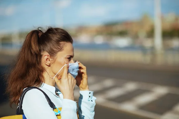 Život Během Pandemie Koronaviru Elegantní Žena Modré Blůze Venku Ulici — Stock fotografie