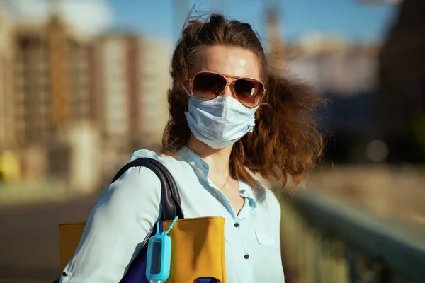 Vida Durante Pandemia Coronavírus Retrato Mulher Elegante Blusa Azul Com — Fotografia de Stock