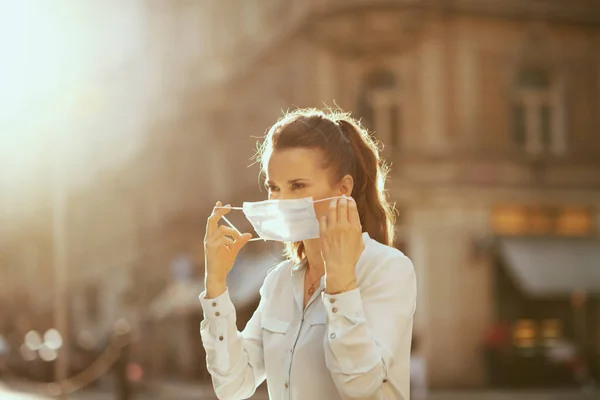 Život Během Pandemie Koronaviru Moderní Let Stará Žena Modré Blůze — Stock fotografie