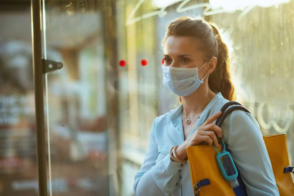 Vida Durante Pandemia Coronavírus Jovem Fêmea Blusa Azul Com Máscara — Fotografia de Stock