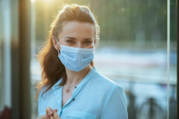 Vida Durante Pandemia Coronavírus Retrato Mulher Elegante Blusa Azul Com — Fotografia de Stock
