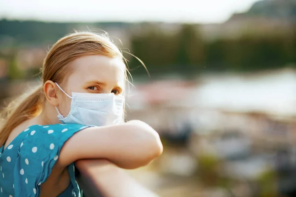 Élet Kovid Járvány Idején Modern Lány Kék Összességében Orvosi Maszk — Stock Fotó