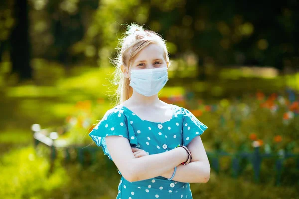 Élet Koronavírus Világjárvány Idején Portré Modern Gyermek Kék Általános Orvosi — Stock Fotó