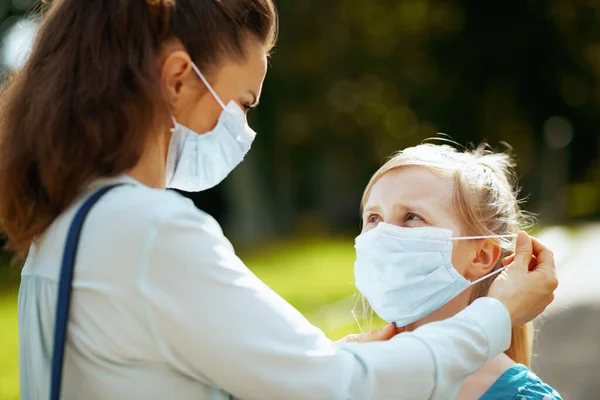Élet Koronavírus Világjárvány Idején Fiatal Anya Gyermek Városi Parkban Orvosi — Stock Fotó