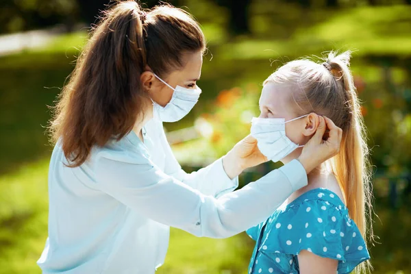 Élet Koronavírus Világjárvány Idején Fiatal Anya Lánya Városi Parkban Orvosi — Stock Fotó