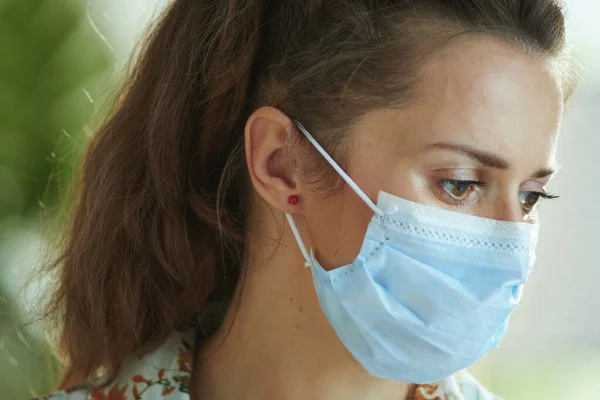 Vida Durante Pandemia Covid Vista Lateral Infeliz Mujer Mediana Edad — Foto de Stock