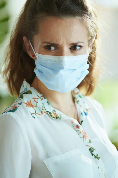 Liv Covid Pandemi Medelålders Kvinna Vit Blus Med Medicinsk Mask — Stockfoto