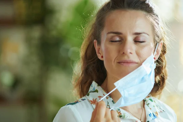 Leben Während Der Covid Pandemie Entspannte Trendige Frau Mittleren Alters — Stockfoto