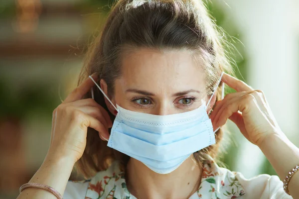 Liv Covid Pandemi Porträtt Snygg Kvinna Vit Blus Bär Medicinsk — Stockfoto