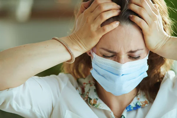 Vida Durante Pandemia Covid Mujer Joven Estresada Blusa Blanca Con — Foto de Stock