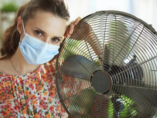 Sommerhitze Porträt Einer Traurigen Jungen Frau Floraler Bluse Mit Elektrischem — Stockfoto