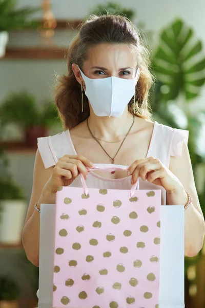 Vida Durante Pandemia Coronavírus Retrato Mulher Meia Idade Comprador Blusa — Fotografia de Stock