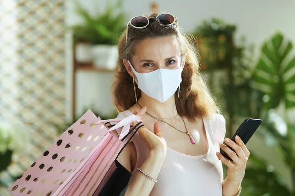Vida Durante Pandemia Covid Moda Cliente Feminino Blusa Rosa Com — Fotografia de Stock