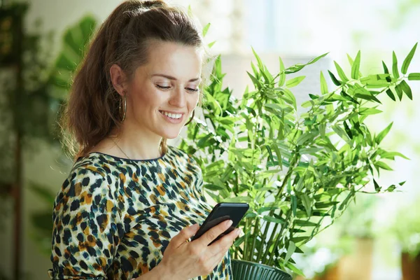 Usměvavá Elegantní Žena Středního Věku Blůze Zeleným Květináčem Použitím Smartphonových — Stock fotografie