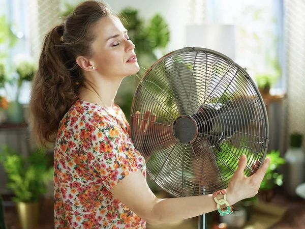 Nyári Hőség Modern Háziasszony Virágos Blúzban Elektromos Ventilátor Modern Házban — Stock Fotó