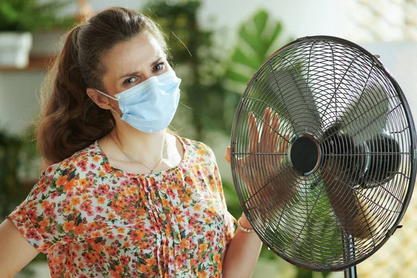 Nyári Hőség Portré Középkorú Háziasszony Virágos Blúzban Elektromos Ventilátor Orvosi — Stock Fotó