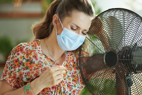 Letní Vedro Nešťastná Mladá Žena Květinové Halence Elektrickým Ventilátorem Lékařskou — Stock fotografie