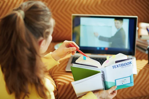 Visto Desde Atrás Mujer Teniendo Videoconferencia Con Profesor Ordenador Portátil — Foto de Stock