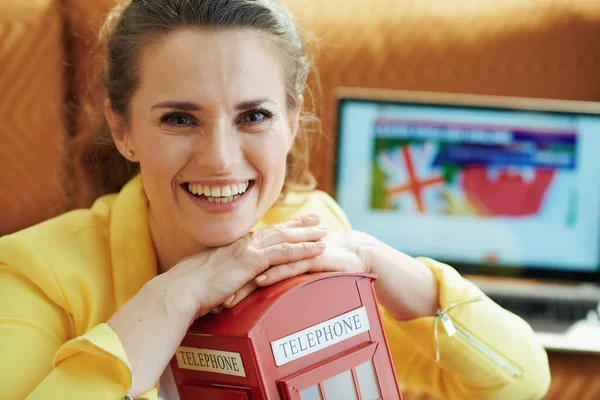 Retrato Mujer Con Estilo Feliz Chaqueta Amarilla Con Cabina Telefónica —  Fotos de Stock