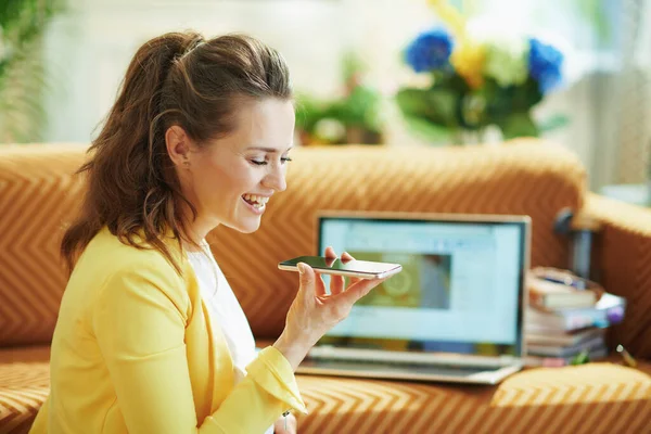 Sorrindo Elegante Anos Dona Casa Casaco Amarelo Com Laptop Smartphone — Fotografia de Stock