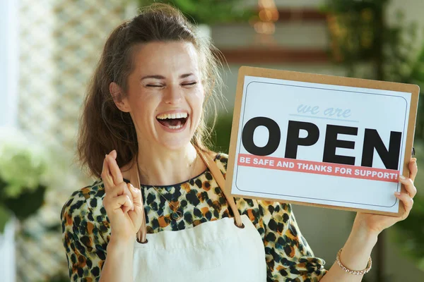 Ouverture Une Petite Entreprise Après Une Pandémie Coronavirus Souriant Tendance — Photo