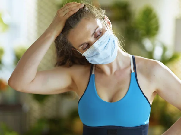 Livet Coronaviruspandemin Fitness Kvinna Sportkläder Med Medicinsk Mask Stretching — Stockfoto