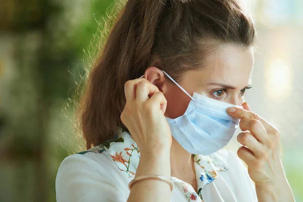 Livet Coronaviruspandemin Snygg Gammal Kvinna Vit Blus Bär Medicinsk Mask — Stockfoto