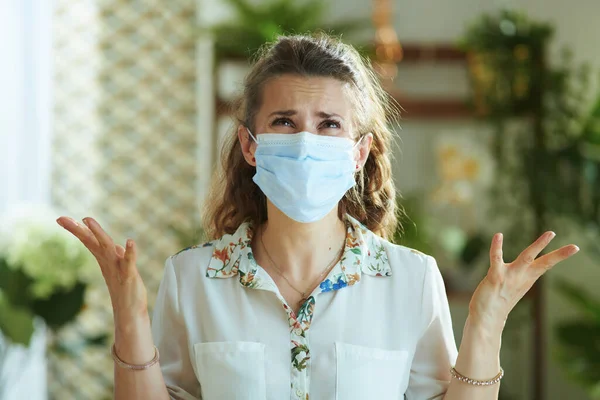 Vida Durante Pandemia Coronavírus Fúria Elegante Mulher Meia Idade Blusa — Fotografia de Stock