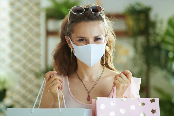 Leven Tijdens Covid Pandemie Portret Van Stijlvolle Vrouwelijke Shopper Roze — Stockfoto