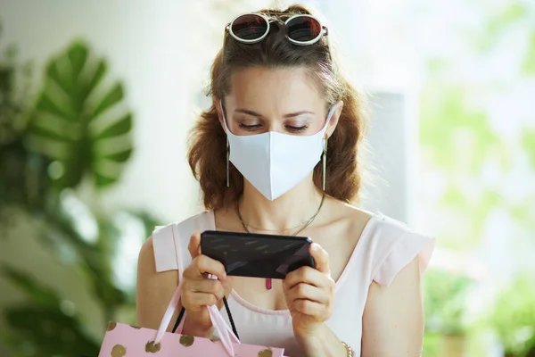 Vida Durante Pandemia Coronavírus Elegante Anos Mulher Comprador Blusa Rosa — Fotografia de Stock