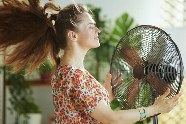 Zomer Hitte Glimlachen Modern Jaar Oud Huisvrouw Bloemenblouse Het Moderne — Stockfoto