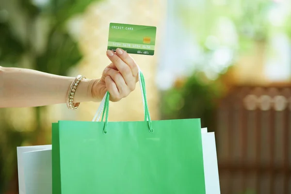 Gros Plan Sur Femme Shopper Avec Carte Crédit Sacs Provisions — Photo