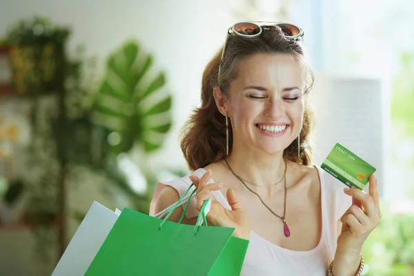 Vrolijke Stijlvolle Vrouwelijke Shopper Roze Blouse Met Kredietkaart Papieren Boodschappentassen — Stockfoto