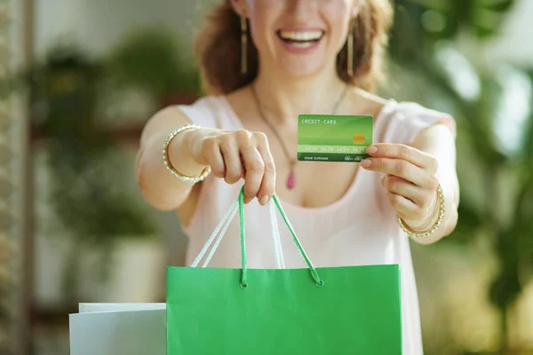 Närbild Glad Kvinna Shoppare Rosa Blus Med Kreditkort Och Papper — Stockfoto