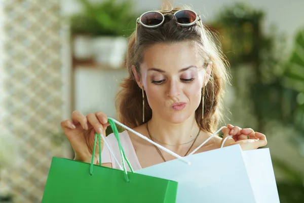 Zweifelnde Moderne Shopperin Mit Sonnenbrille Und Papiereinkaufstüten — Stockfoto