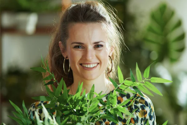 Portret Szczęśliwej Nowoczesnej Letniej Gospodyni Domowej Bluzce Zieloną Rośliną Ozdobioną — Zdjęcie stockowe